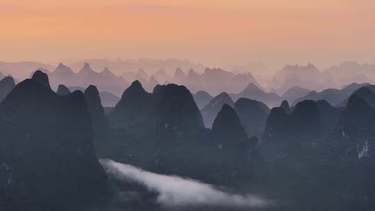 桂林山峰朝霞