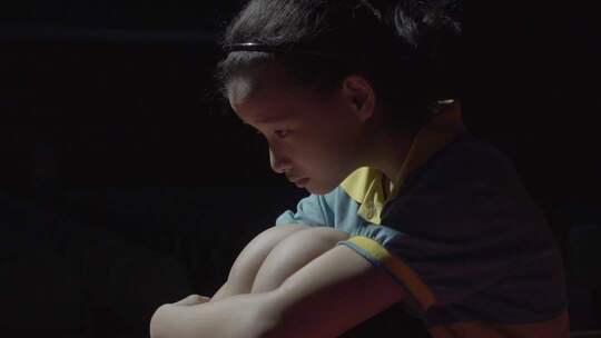 孤独儿童看见光明 励志人物走出阴暗