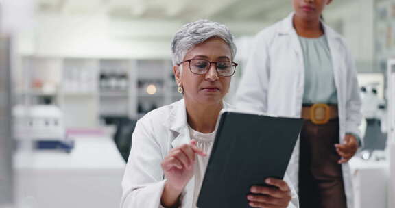 科学、研究和女性团队使用平板电脑进行医学
