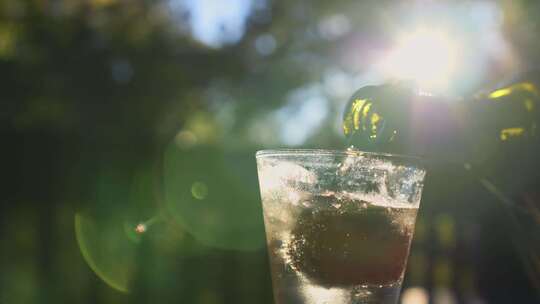 用一瓶葡萄酒重新装满酒杯