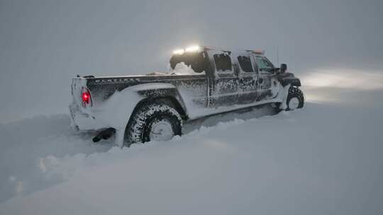 越野车汽车行驶在雪景中航拍暴风雪中行驶