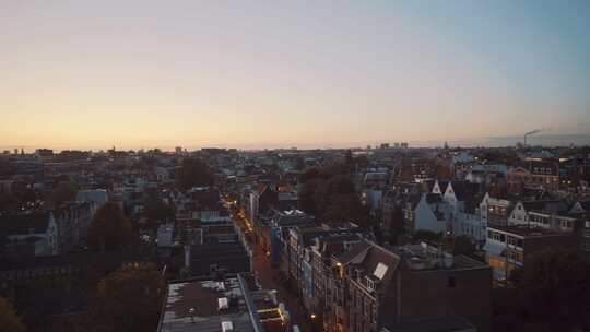 阿姆斯特丹中心日出、日落、屋顶全景的美丽天际线。荷兰