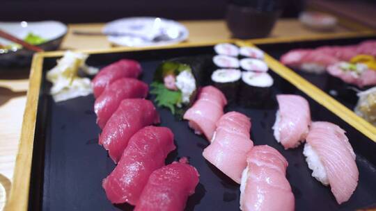 寿司在东京餐厅摆盘。