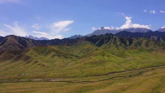 草原雪山自然风光全景