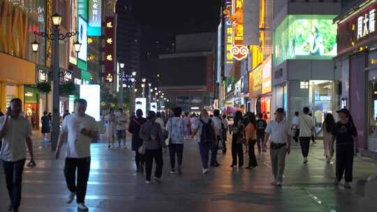 成都太古里春熙路夜晚街景晚上人流街道夜景