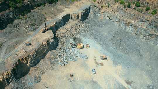 沙石场运输建筑材料