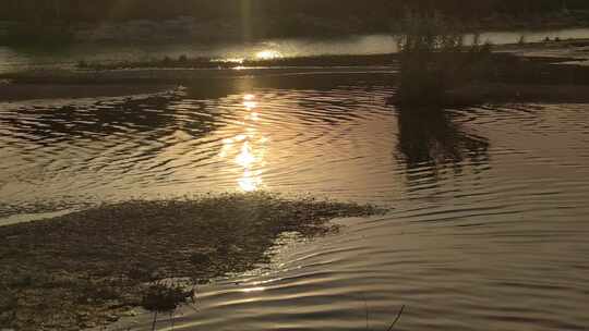 湖面夕阳水波荡漾唯美实拍