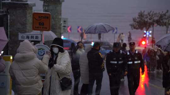 山东威海火炬八街雪中巡逻的警察与游客