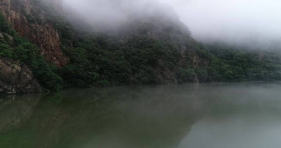 航拍雨后水汽升腾的大山