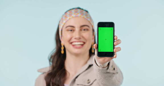 女人，肖像和带电话的绿屏，用于展示信息