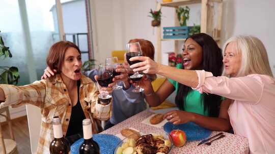 在充满活力的女性聚会上用红酒干杯