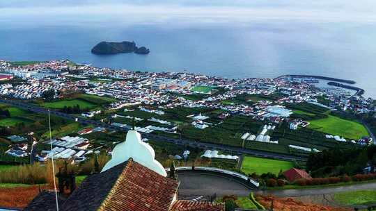 葡萄牙亚速尔群岛海岸边城镇鸟瞰全景