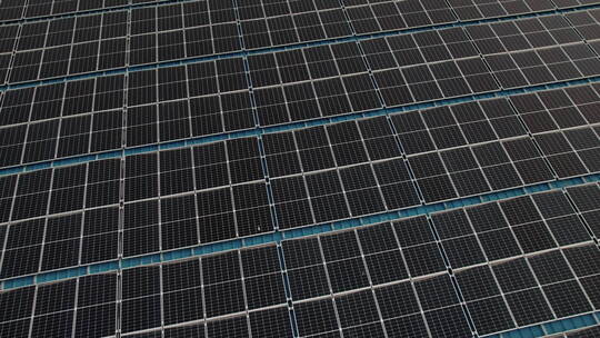 生态太阳能电池农场发电厂生态技术特写。