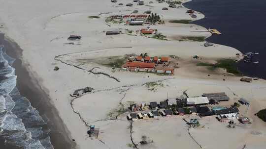 巴西标志性的雨水湖和沙丘。Lencois Maranhens巴西。