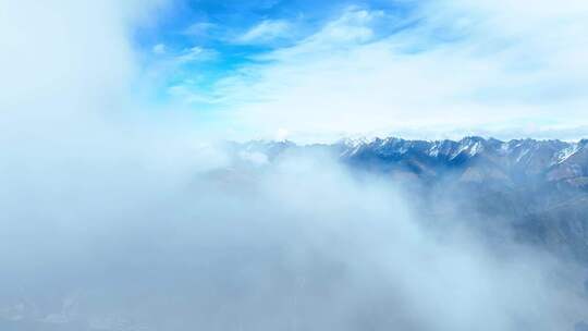 云雾缭绕的壮丽雪山景色