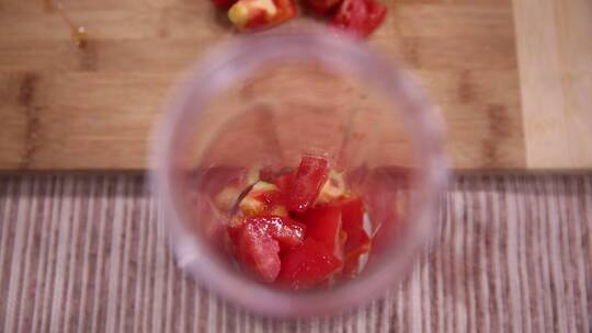 厨师榨汁制作番茄汁 (4)