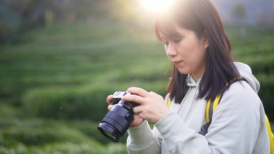 年轻活力青春女孩户外郊游踏青茶园相机拍照