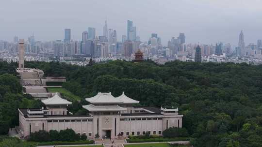 航拍南京雨花台烈士陵园与新街口同框