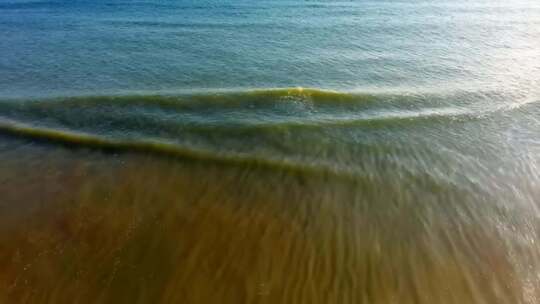 空中俯瞰海浪拍打沙滩