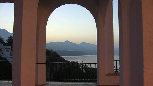 西班牙地中海海岸上的一个拱门