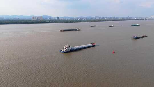 长江上的货轮航拍