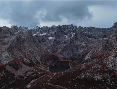 航拍莲宝叶则阿坝山峰湖泊阴天雪山高原