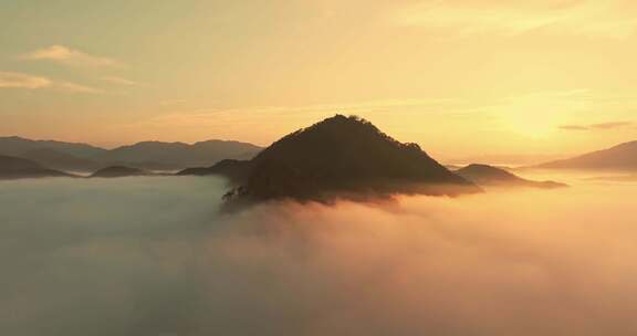 航拍山顶云海翻滚日出唯美风景山峰平流云雾