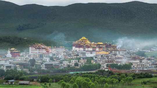 清晨的松赞林寺