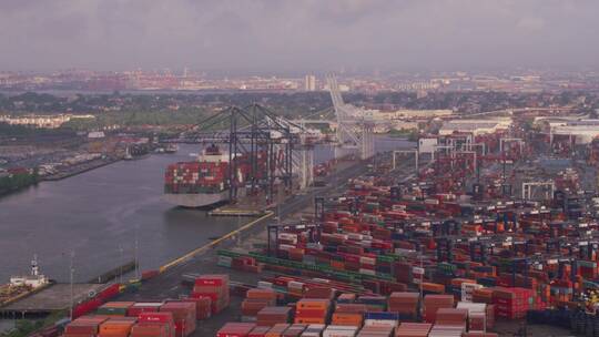 航拍堆满集装箱的港口
