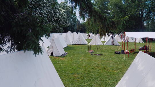 公园里搭建的帐篷视频素材模板下载