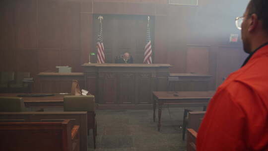 nmate在法庭审判中走近替补席