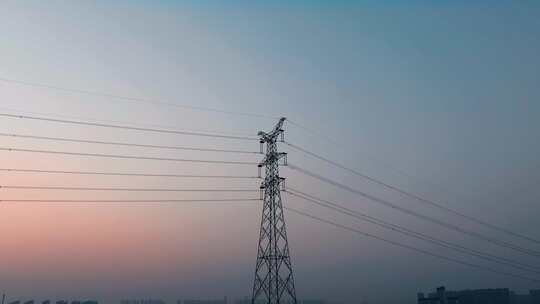 黎明日出前的高压输电塔