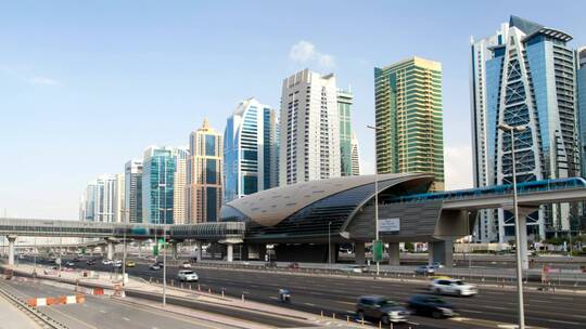 交通快捷的迪拜火车站和高速公路