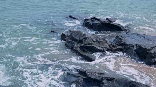 海浪海水冲刷拍打海滩礁石