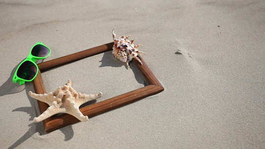 沙滩上的木制相框
