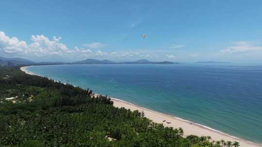 航拍三亚海棠湾蓝天白云动力伞直升机海岸线