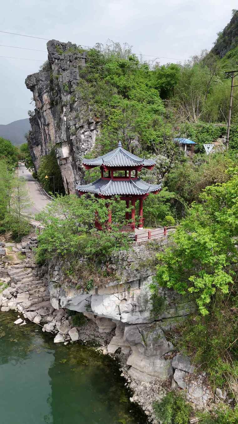 山水间中式凉亭风景