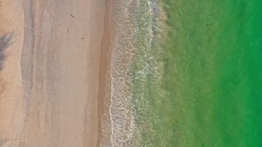 深圳盐田区小梅沙海边海浪海水沙滩航拍