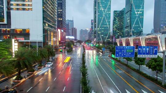 深圳潮湿道路上的交通