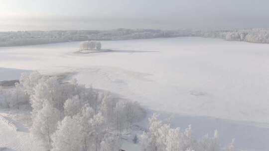 冰雪覆盖的土地和冰冻的湖泊的航拍镜头