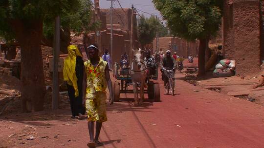 非洲街道的行人