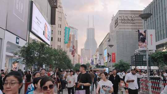 上海南京东路人潮涌动街道繁华