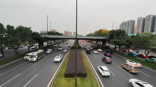 城市道路行驶的汽车