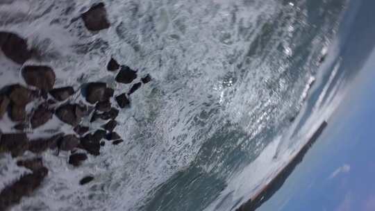 FPV穿越机无人机航拍大海海浪冲击礁石沙滩