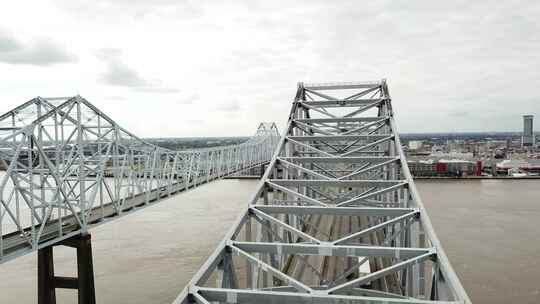 新奥尔良密西西比河上新月城连接的钢桁架悬臂桥视频素材模板下载