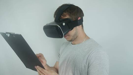 Freelancer使用虚拟现实的现代头盔