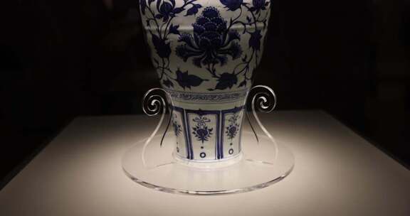 元代青花缠枝牡丹纹梅瓶，中国陶瓷博物馆