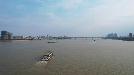 航拍武汉长江上的交通工具轮渡游船