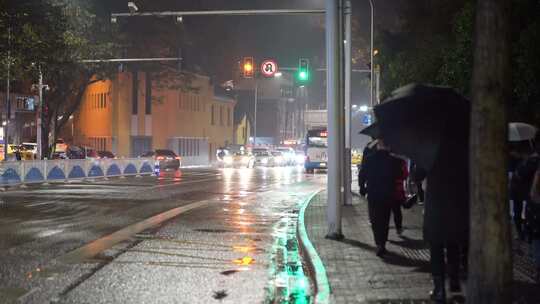 雨夜行人上公交车