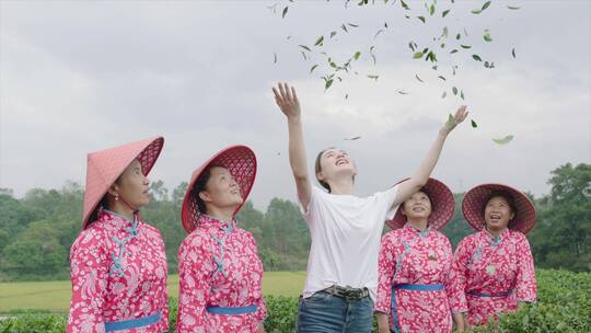 采茶姑娘茶农采茶女往空中挥撒茶叶